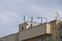  بالفيديو: سيدة تهدد بإلقاء نفسها من فوق أحد المباني المرتفعة في مدينة يافا 